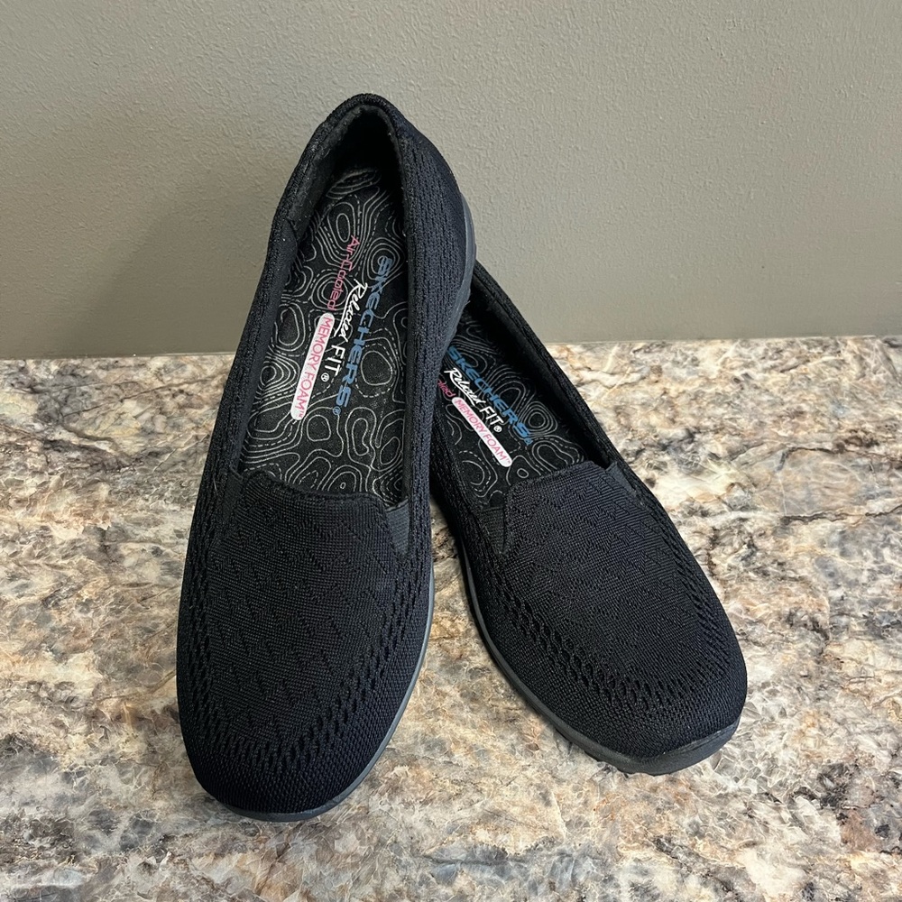 Skechers slip on shoes, black size 6. Relaxed FIT, Air-cooled MEMORY FOAM. EUC